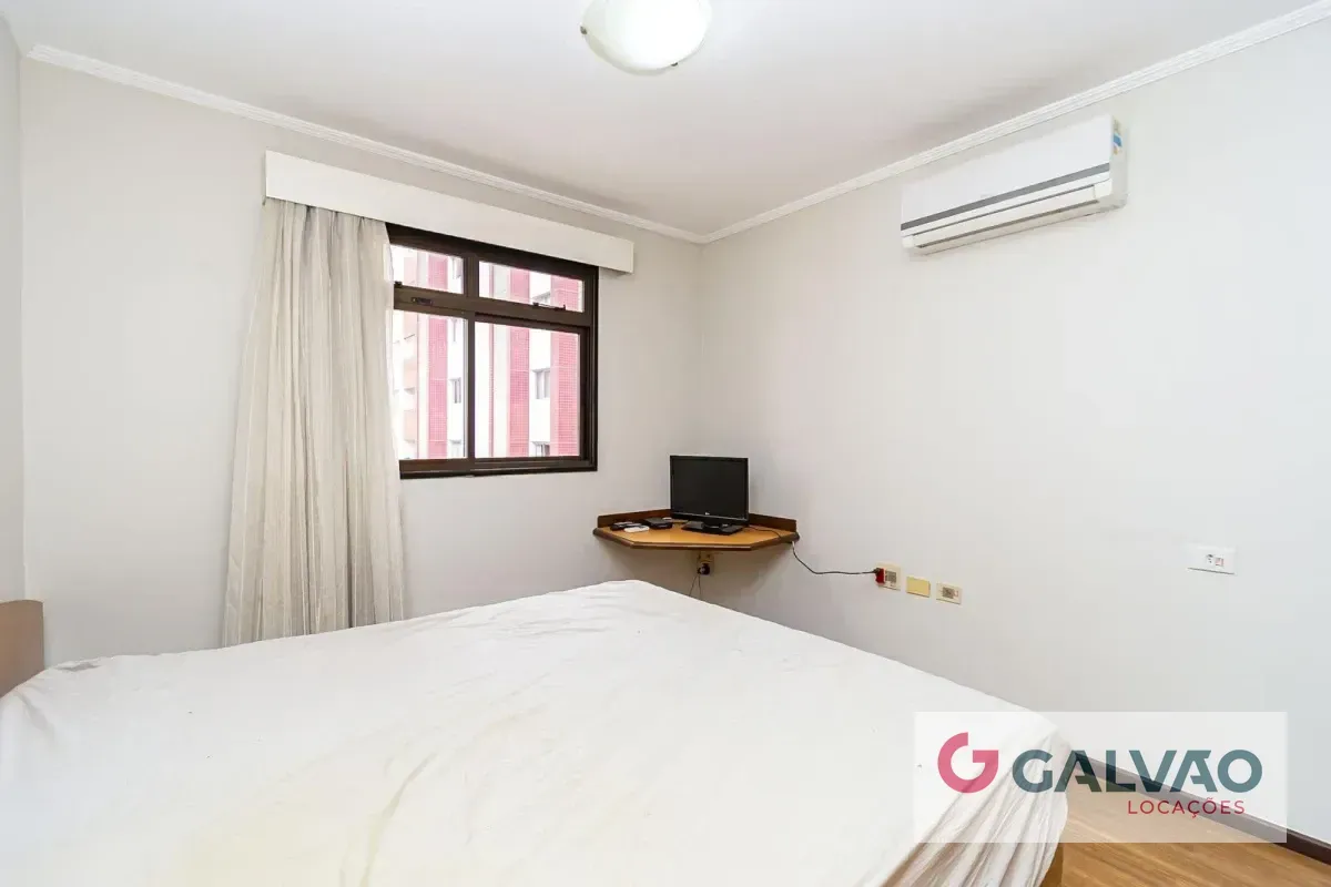 Wood or laminate floors in a one-bedroom apartment, 42 m² — photo 4