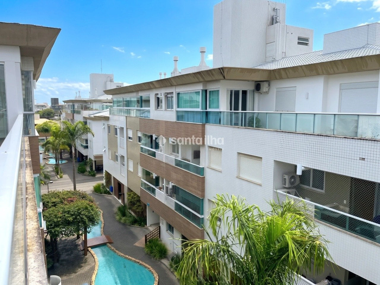 Balcony with a grill in a 2-bedroom apartment, 128 m² — photo 19
