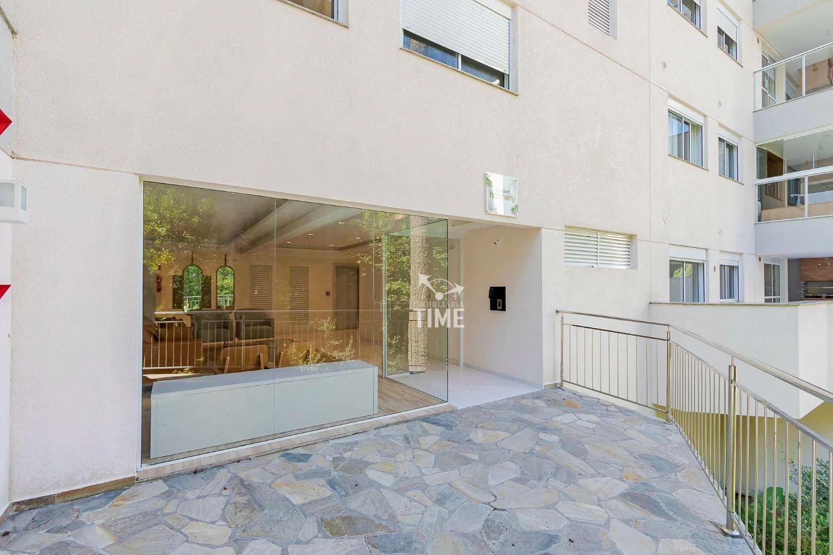 Balcony with a grill in a 3-bedroom apartment, 107 m² — photo 35