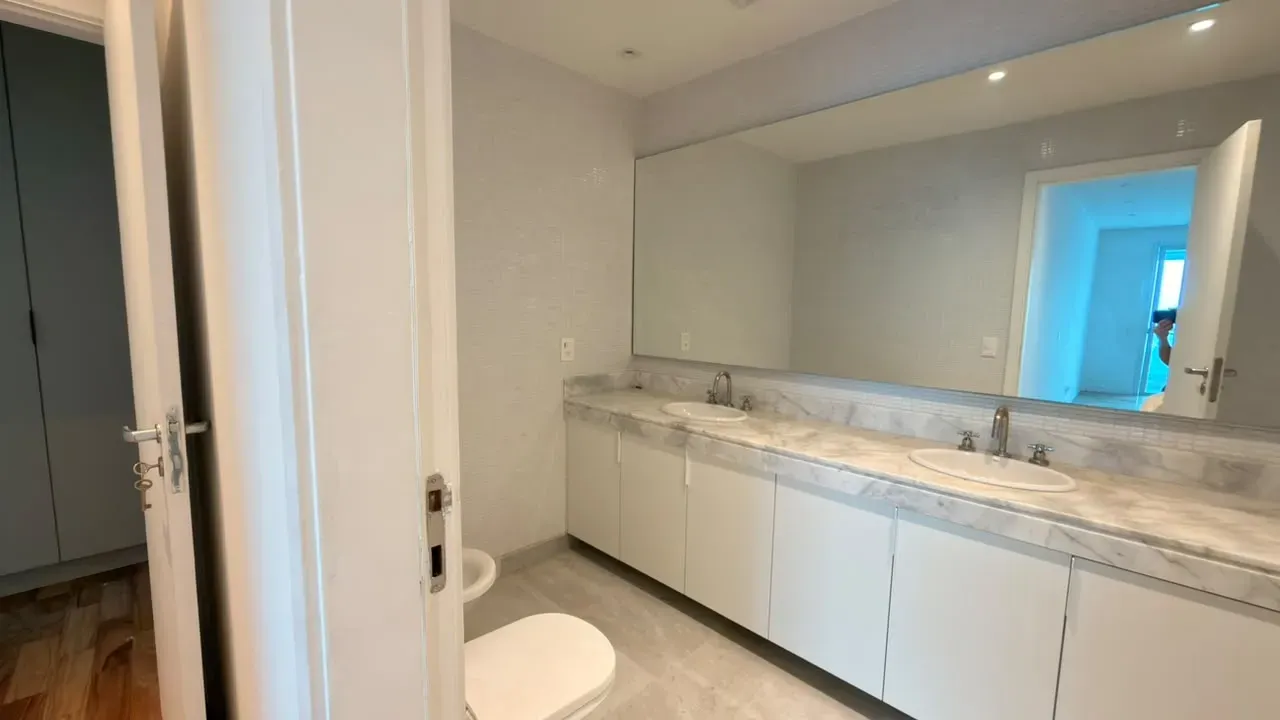 575 m² apartment with 5 en-suite bedrooms and glass balcony — photo 38