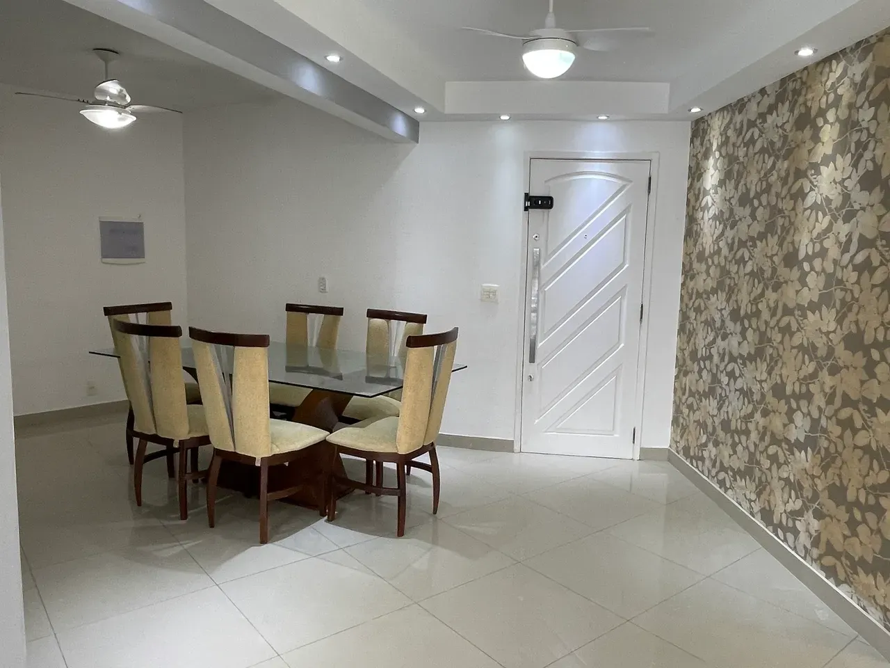 Unfurnished apartment with floor to ceiling windows — photo 13