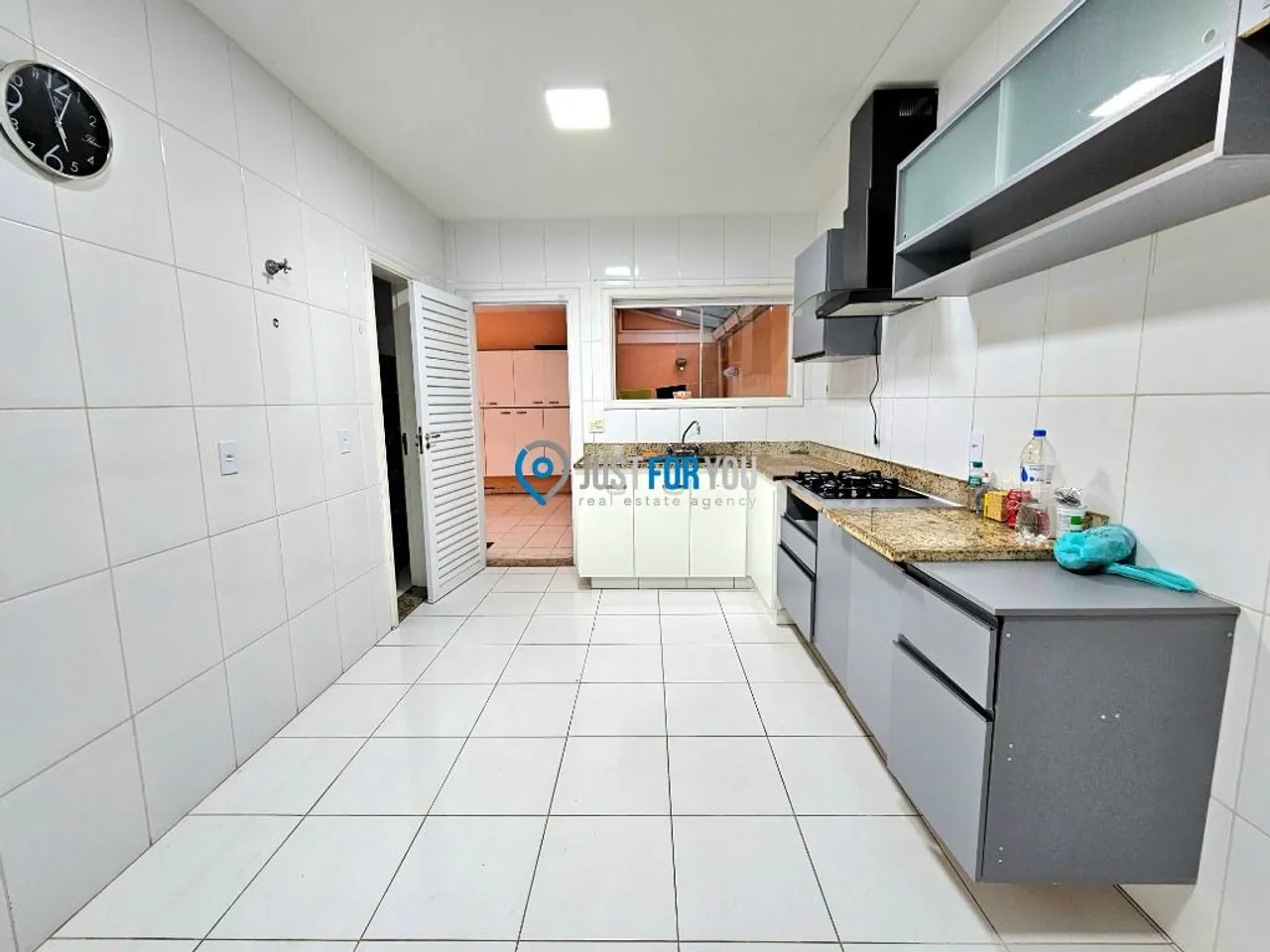 House with 5 bedrooms, 300 m² and a closed gas kitchen — photo 17