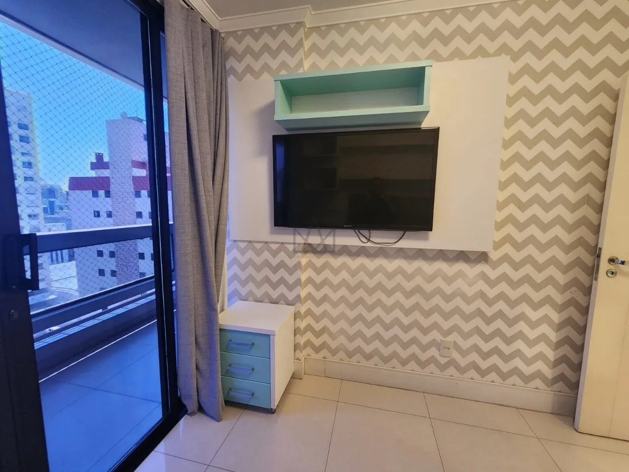 4-bedroom apartment in a building with a gym — photo 14