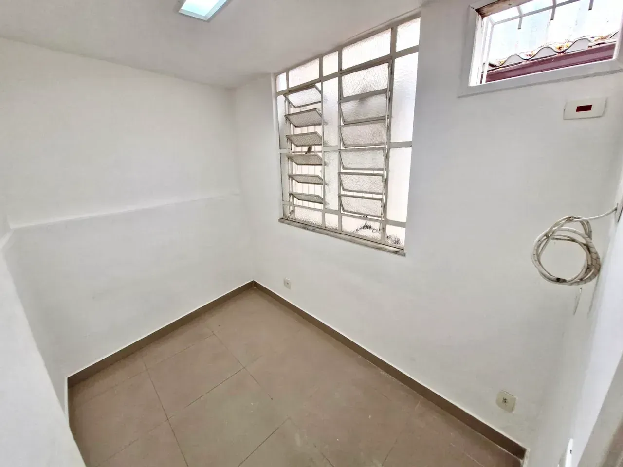 Casa comercial com 5 quartos e cozinha separada — photo 8