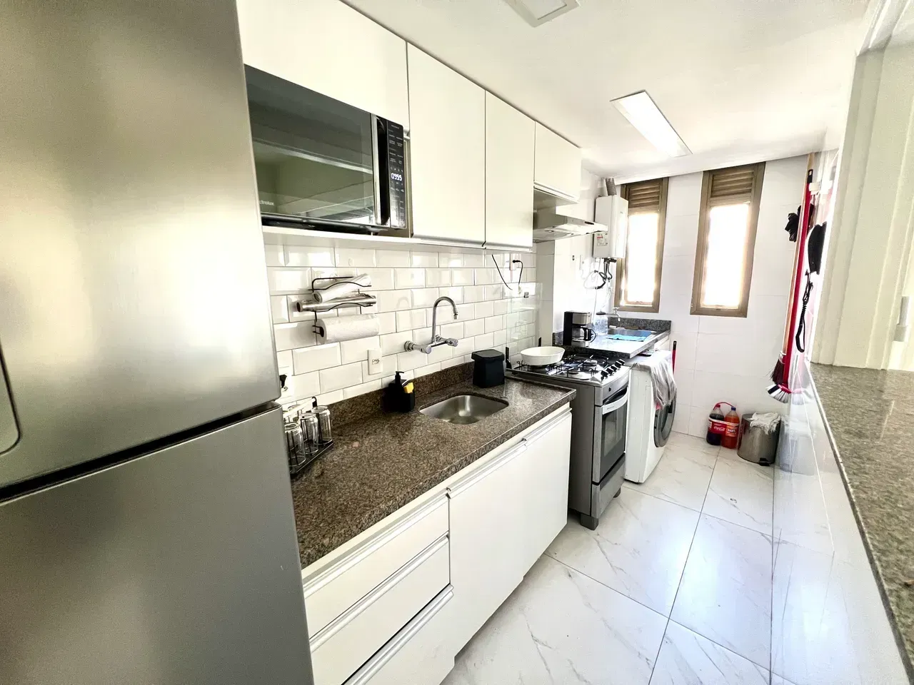Furnished 1-bedroom apartment with building pool — photo 2