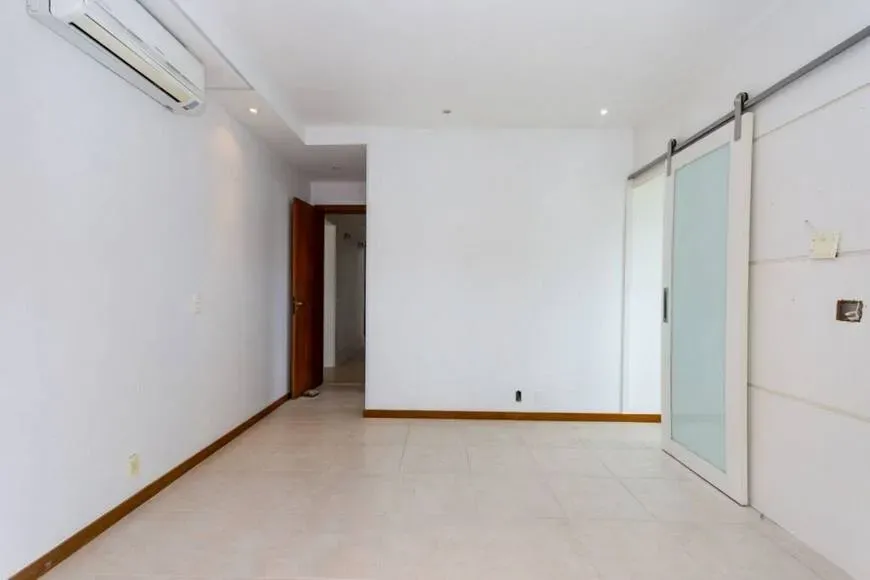 183 m² apartment with a walk-in closet and a bathtub — photo 32