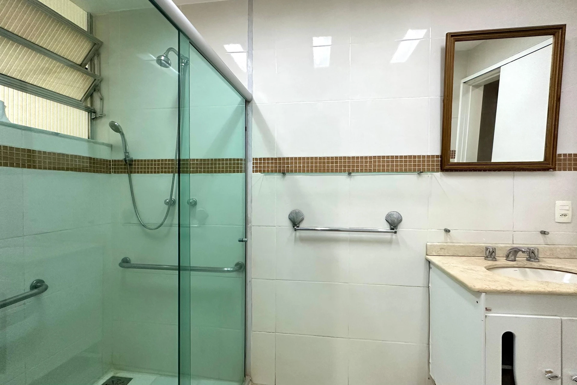 Квартира з 3 спальнями та дерев'яною підлогою або ламінатом — photo 41