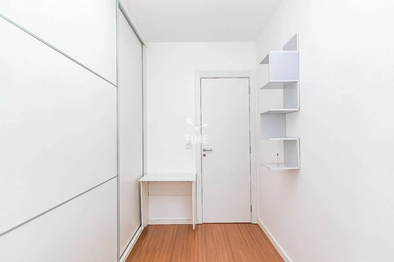 Wood or laminate floors in a 3-bedroom apartment, 78 m² — photo 33