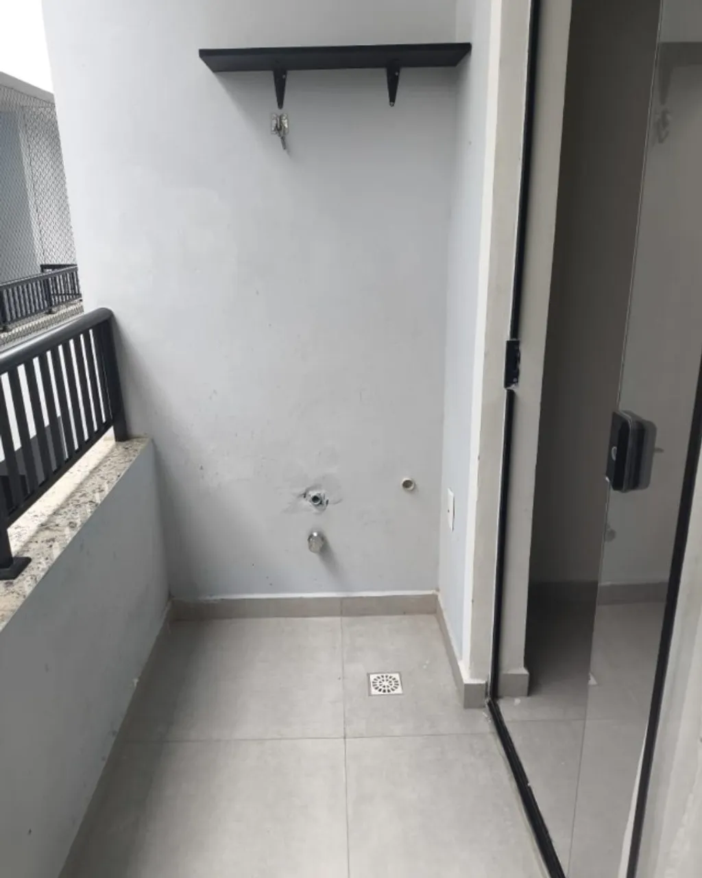 One-bedroom apartment with a washing machine — photo 3