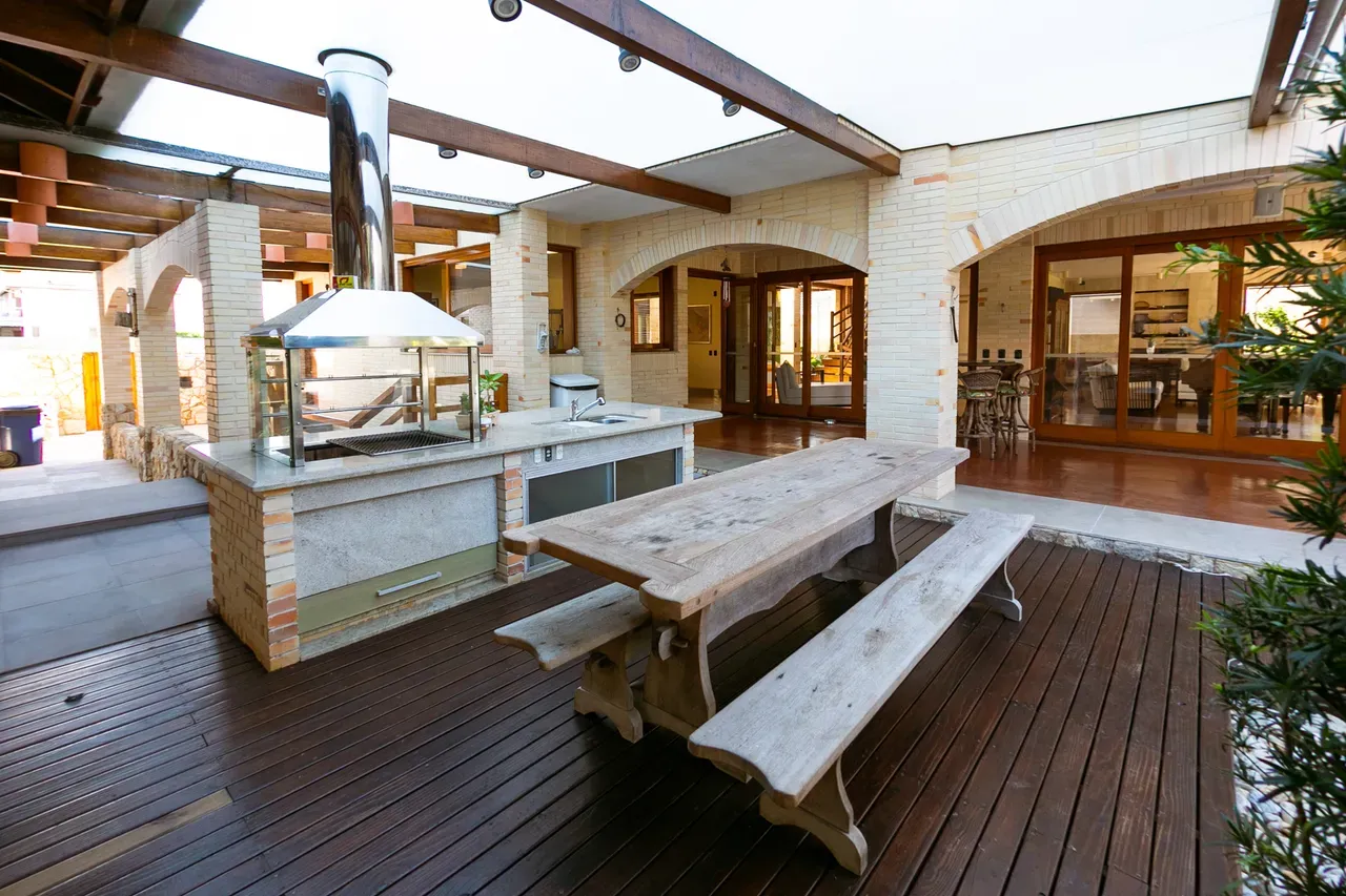 Furnished house, 330 m², with floor-to-ceiling windows — photo 14