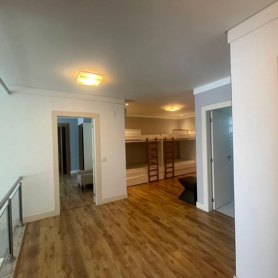 5-bedroom house with a glass-enclosed balcony — photo 42
