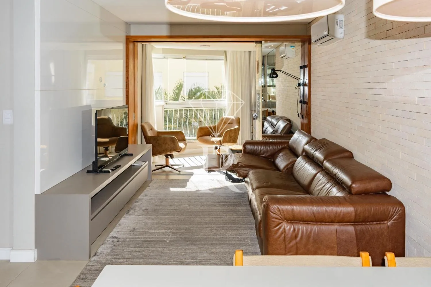 Furnished 2-bedroom apartment with open-plan kitchen