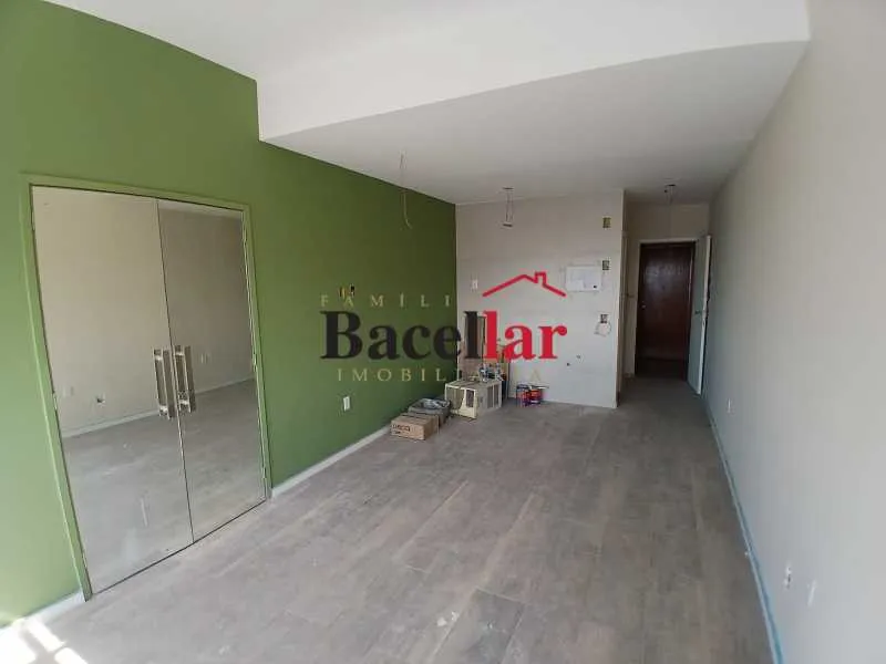 Apartamento de 1 quarto com janelas do piso ao teto, Centro — photo 2