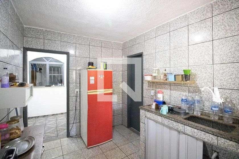 Casa mobiliada com cozinha a gás e 2 quartos