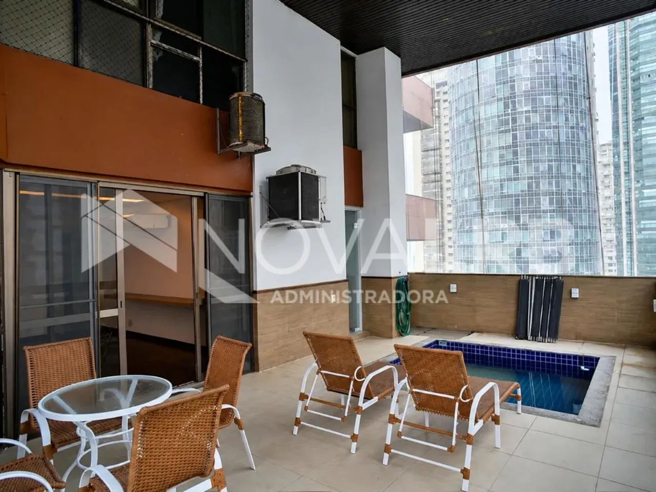 4-bedroom apartment with enclosed glass balcony — photo 13
