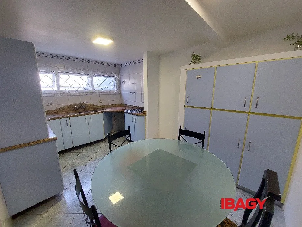 Casa com 3 dormitórios e cozinha com fogão a gás