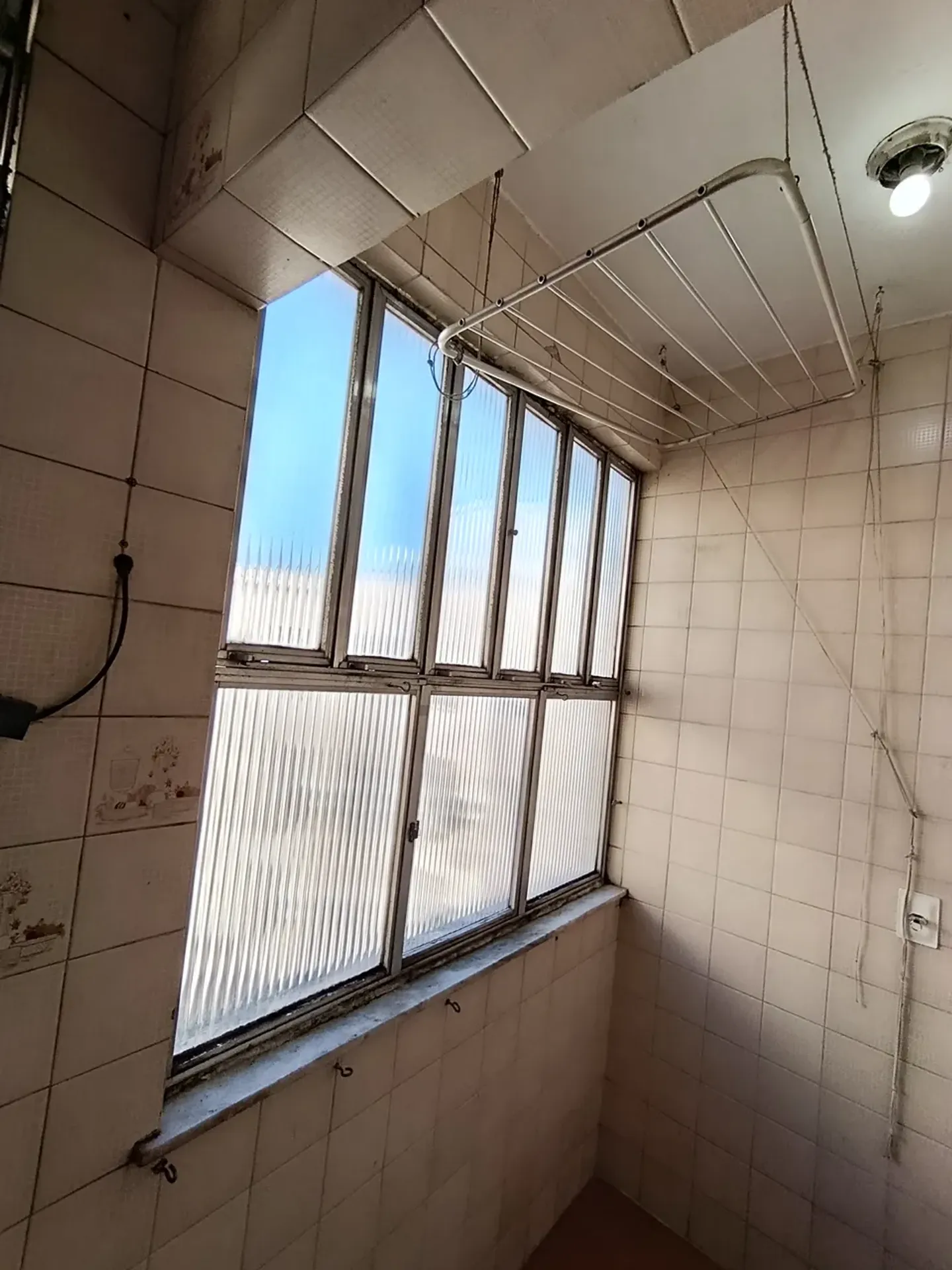 Apartment with 2 bedrooms and a glass shower enclosure — photo 20