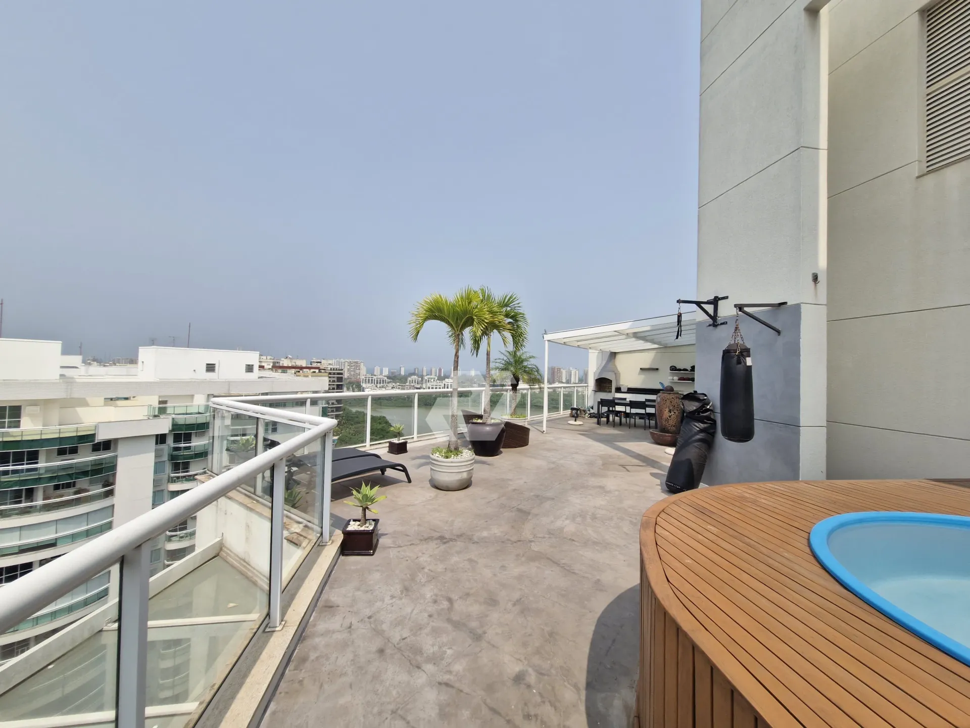 Furnished 4-bedroom apartment with building pool — photo 55