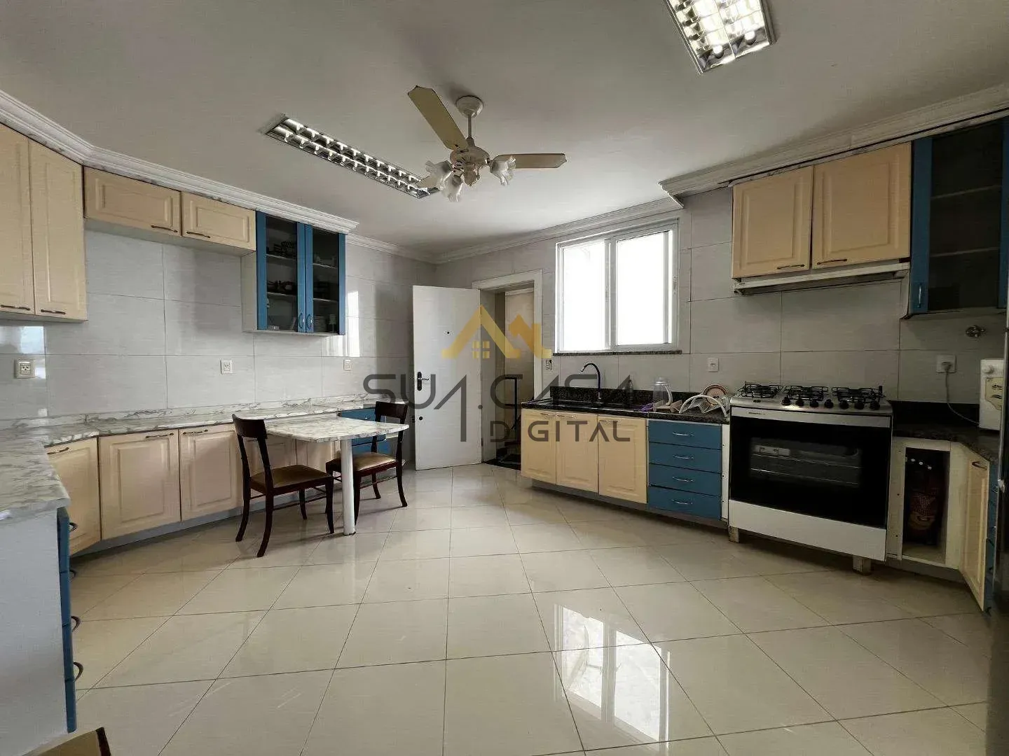 House with 5 bedrooms, 5 bathrooms and built-in wardrobes — photo 23