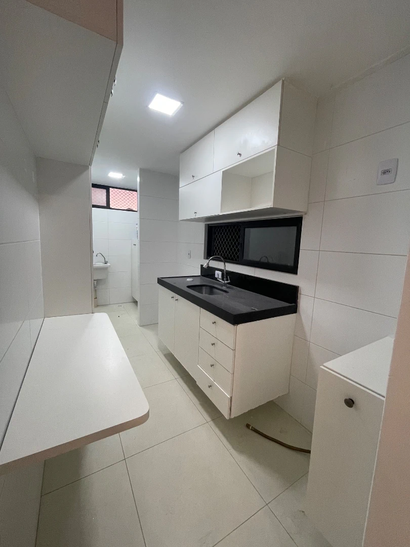 Balcony with a grill in a 3-bedroom apartment, 80 m² — photo 4