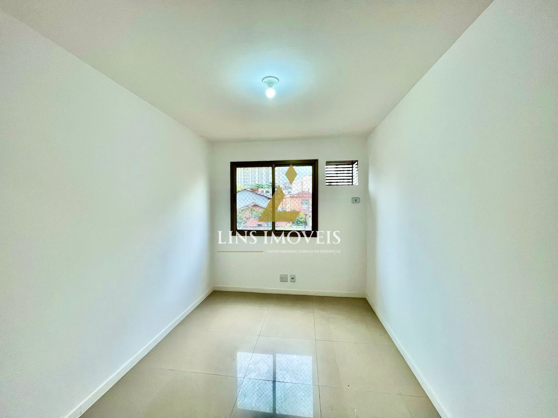 Glass-enclosed balcony in a 2-bedroom apartment, 60 m² — photo 36