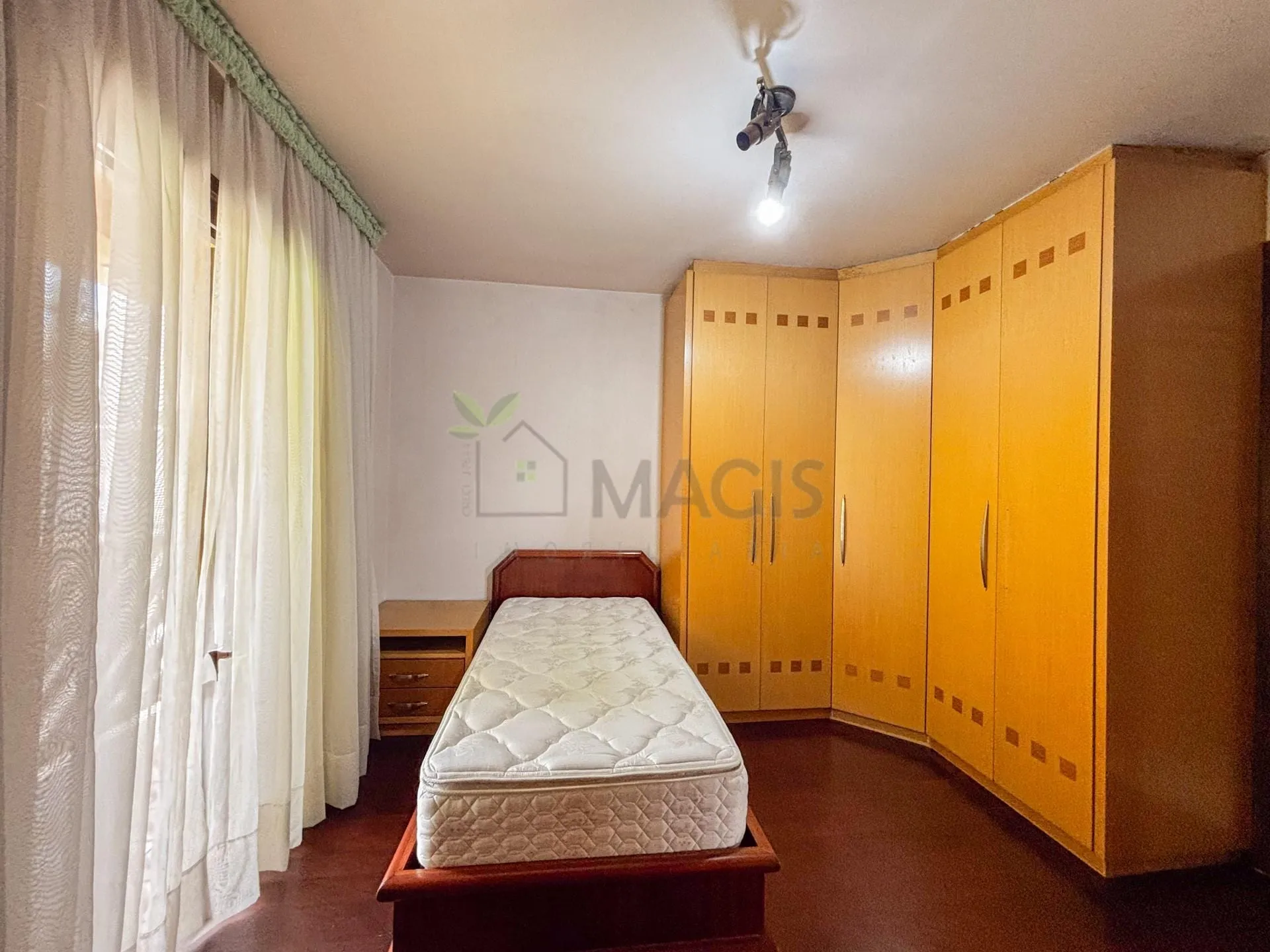 House with 5 bedrooms and 13 parking spaces across 2 floors — photo 18