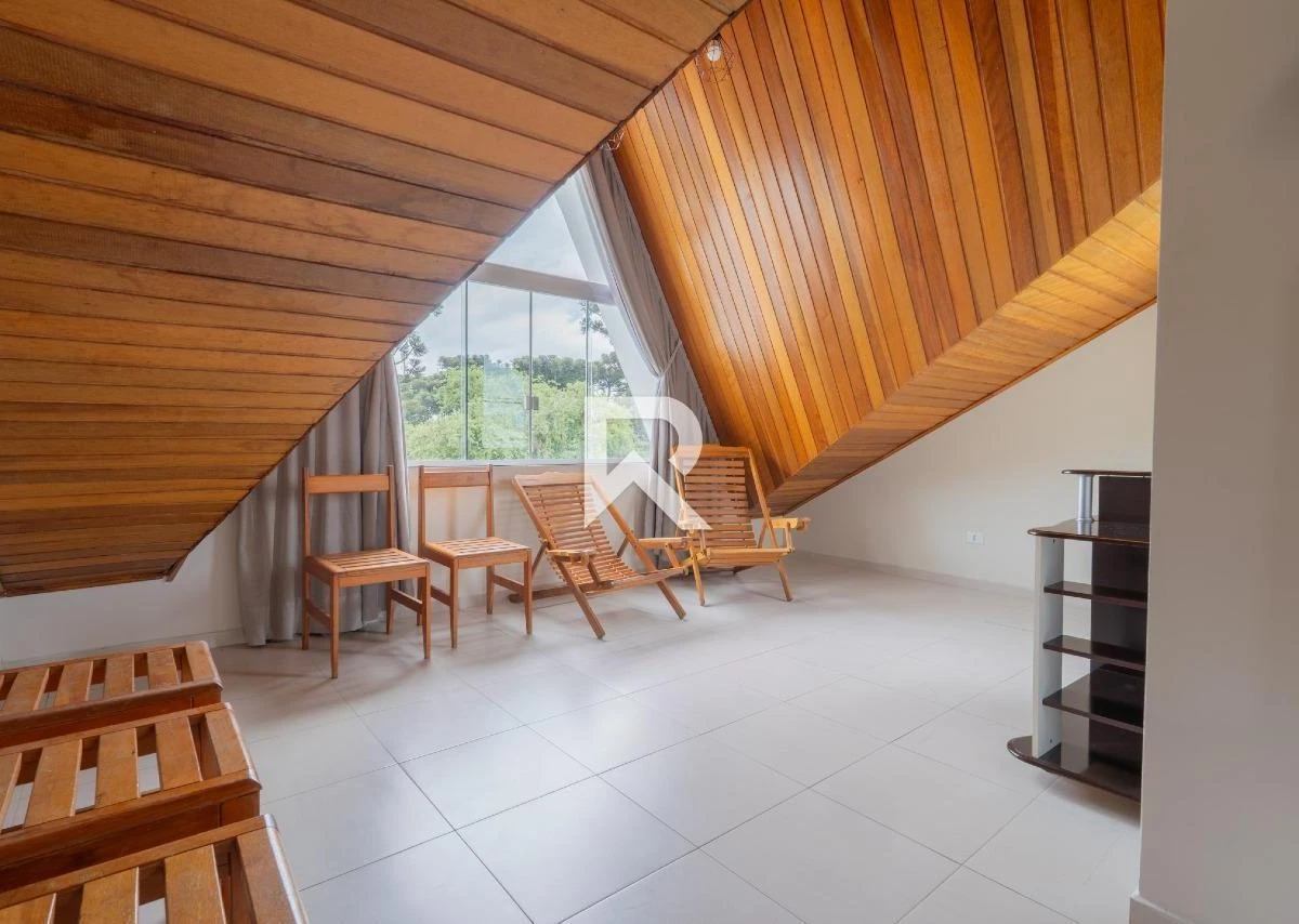 250 m² house with a walk-in closet and a bathtub — photo 26
