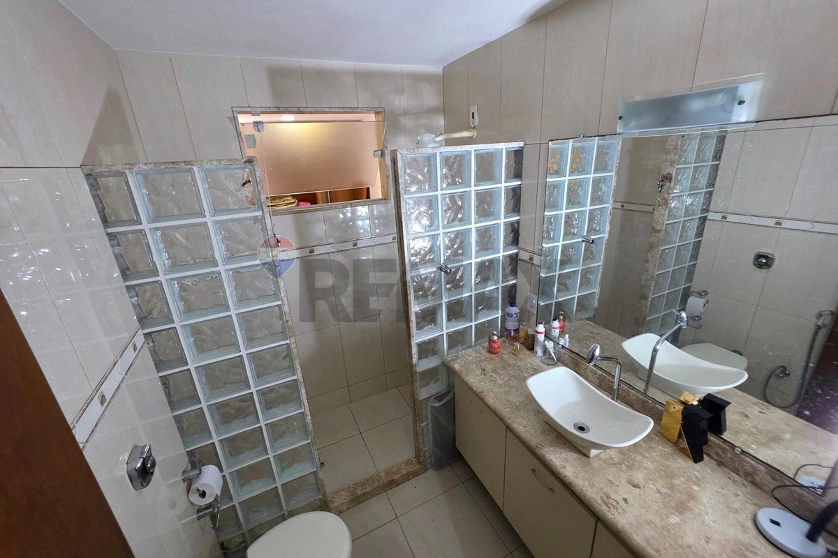 Balcony with a grill in a 3-bedroom house, 139 m² — photo 28