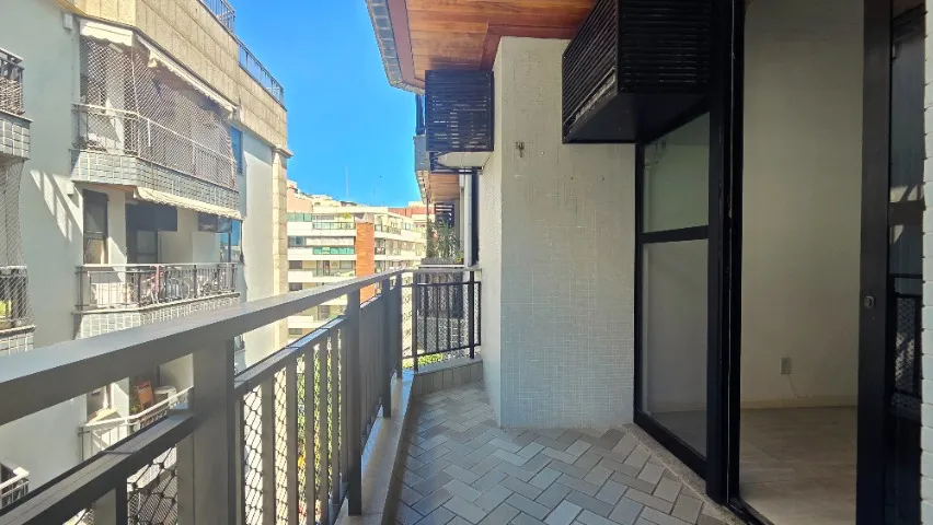 One-bedroom apartment in a building with a gym — photo 14