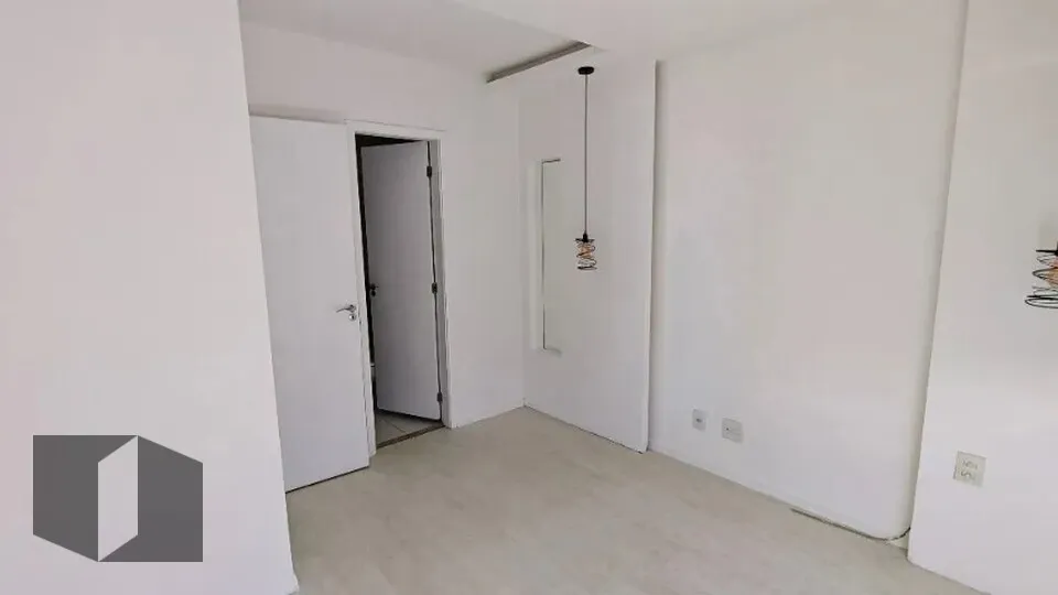 Furnished 3-bedroom apartment with glassed balcony — photo 10