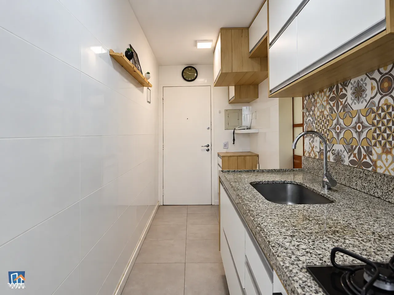 Glass-enclosed balcony in a 2-bedroom apartment, 88 m² — photo 17