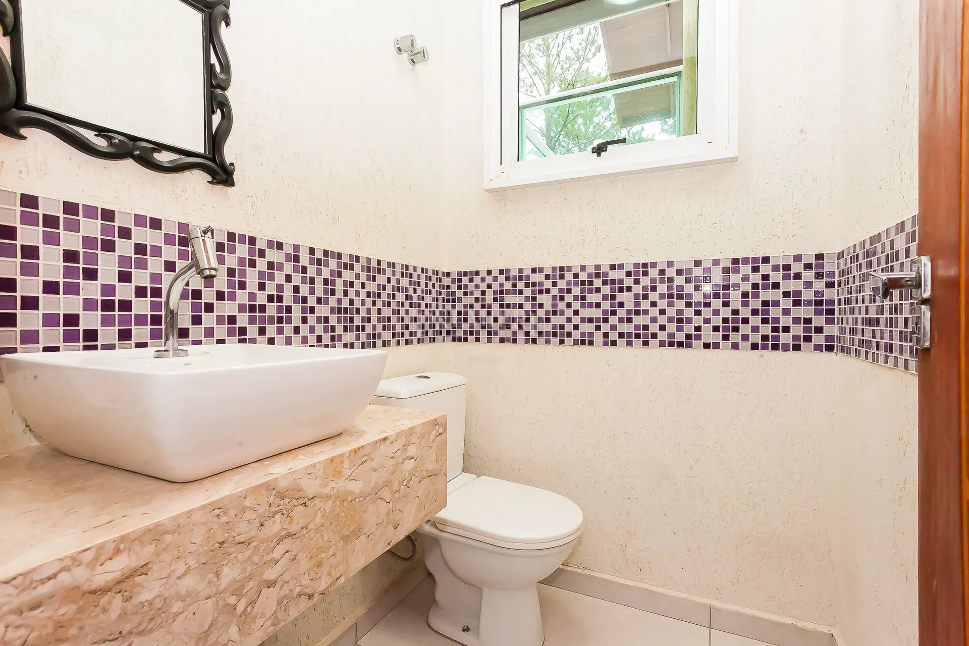 House with 4 bedrooms, 1 en-suite, 4 bathrooms — photo 33