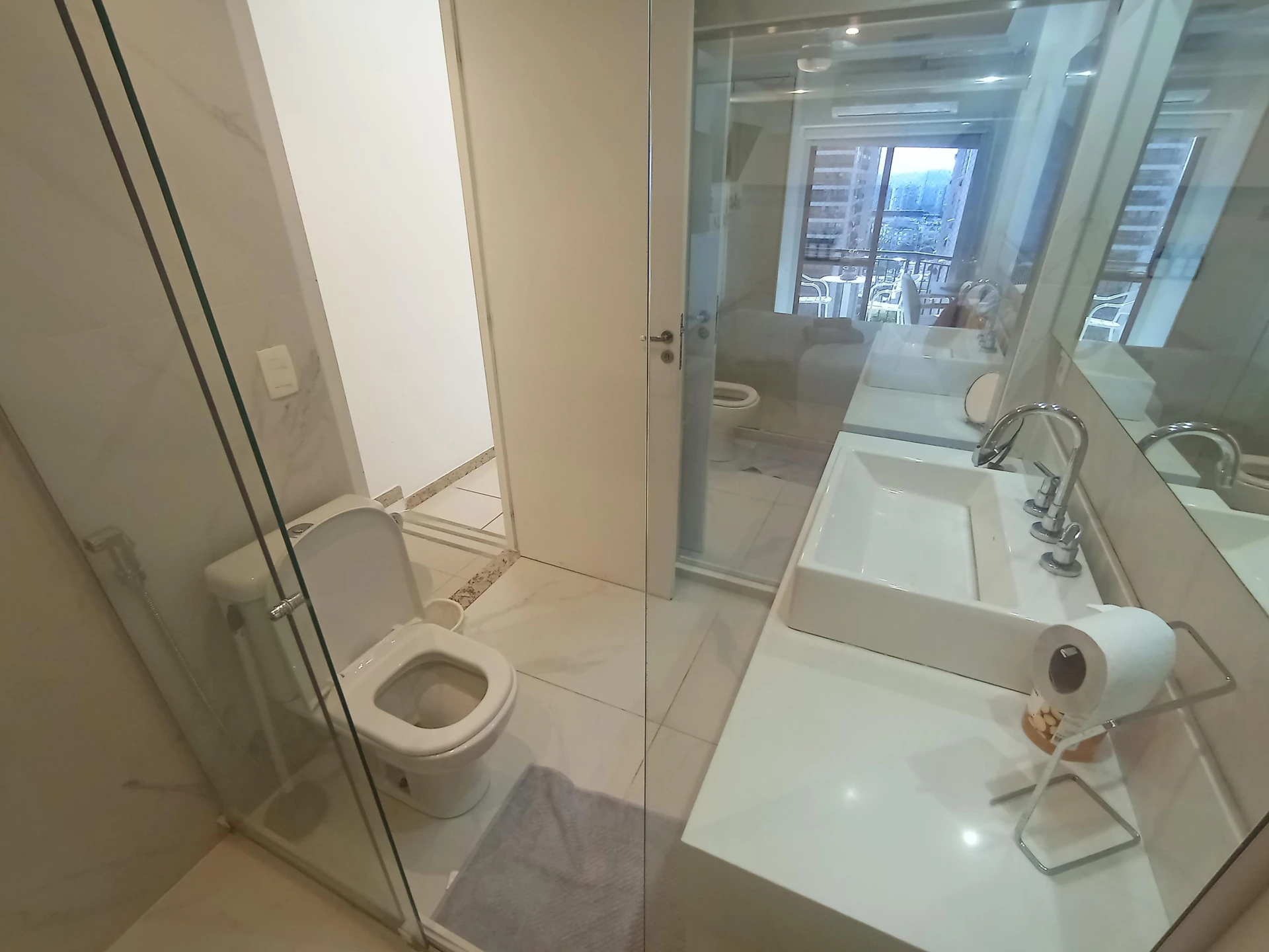 Estudio sin amueblar con balcón y 1 dormitorio en suite — photo 22