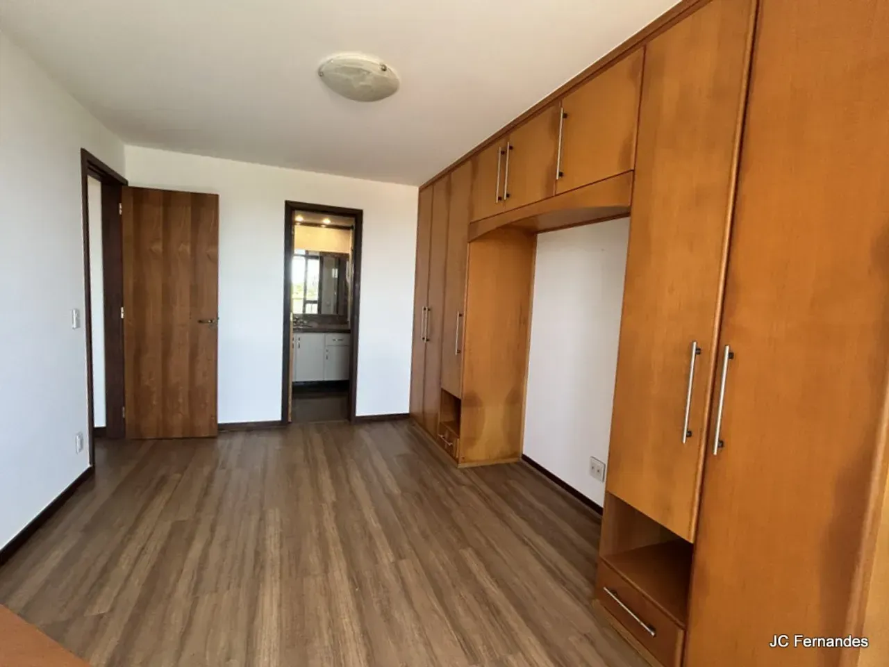 2-bedroom, 2-bath apartment with water and city view — photo 18