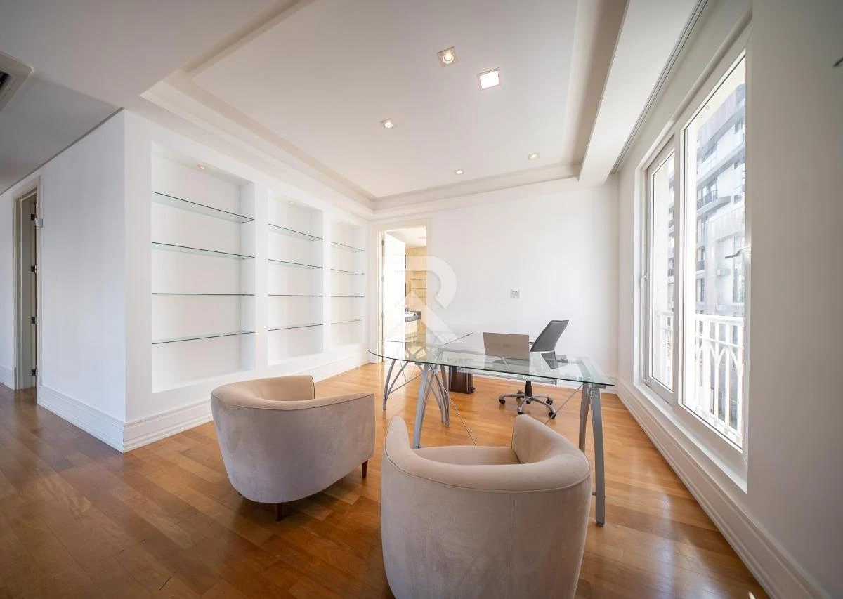 344 m² apartment with floor-to-ceiling windows and a bathtub — photo 12