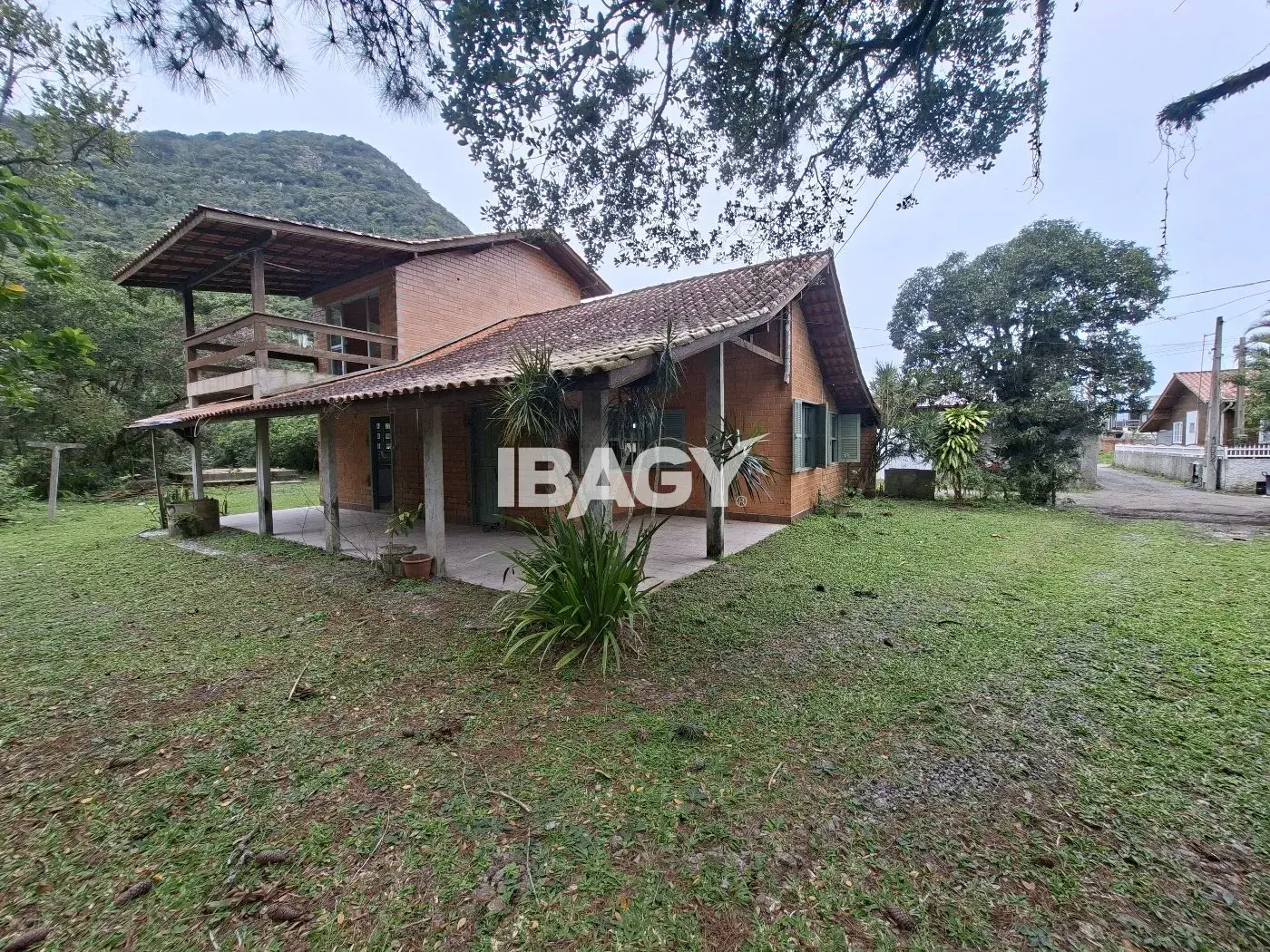 4-bedroom house with a mountain view — photo 9