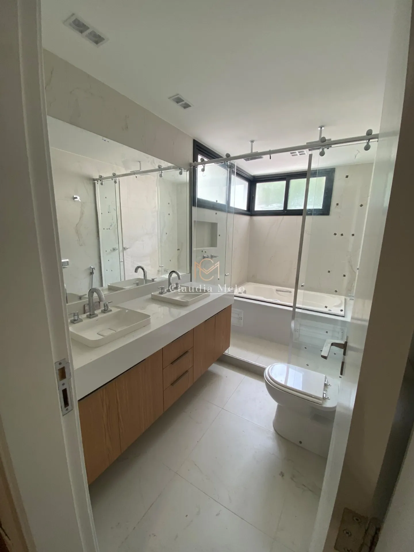 360 m² house with 3 en-suite bedrooms and private garden — photo 7