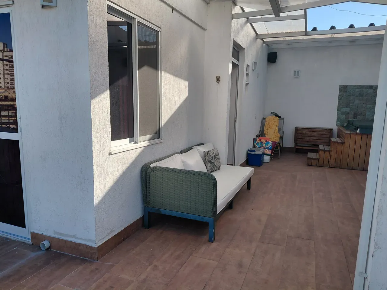 Furnished 3-bedroom apartment with glass balcony — photo 35