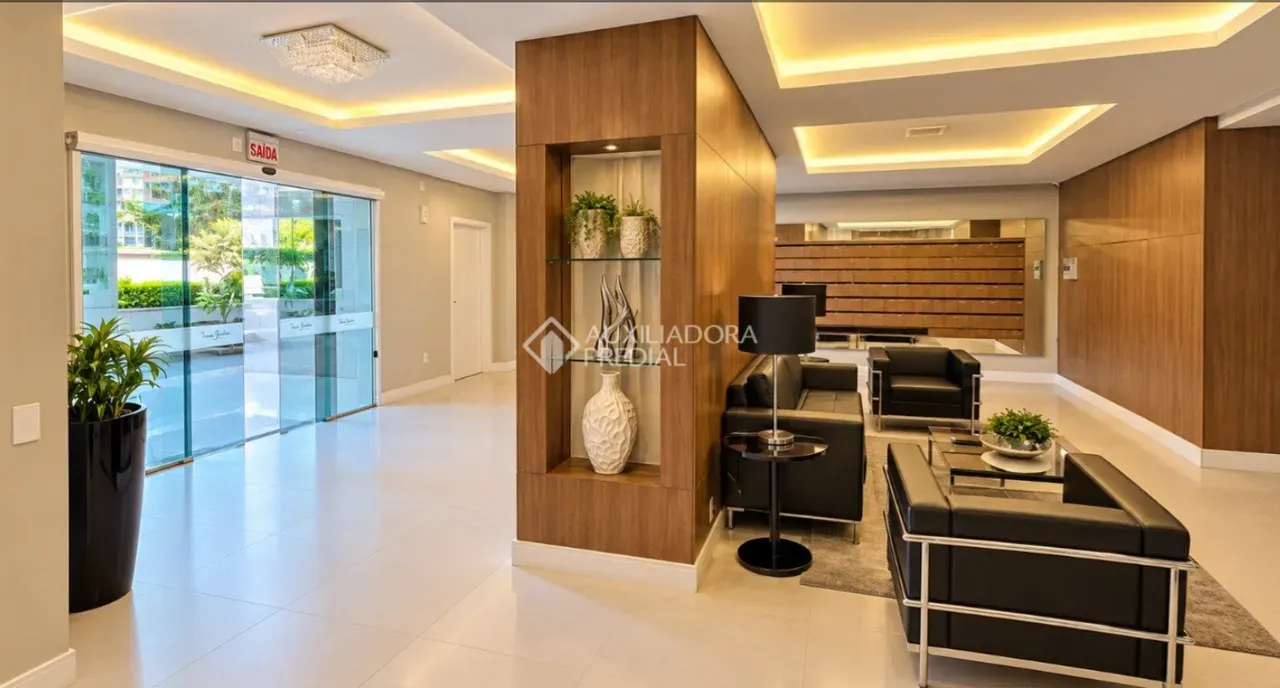 Balcony with a grill in a 4-bedroom apartment, 125 m² — photo 20