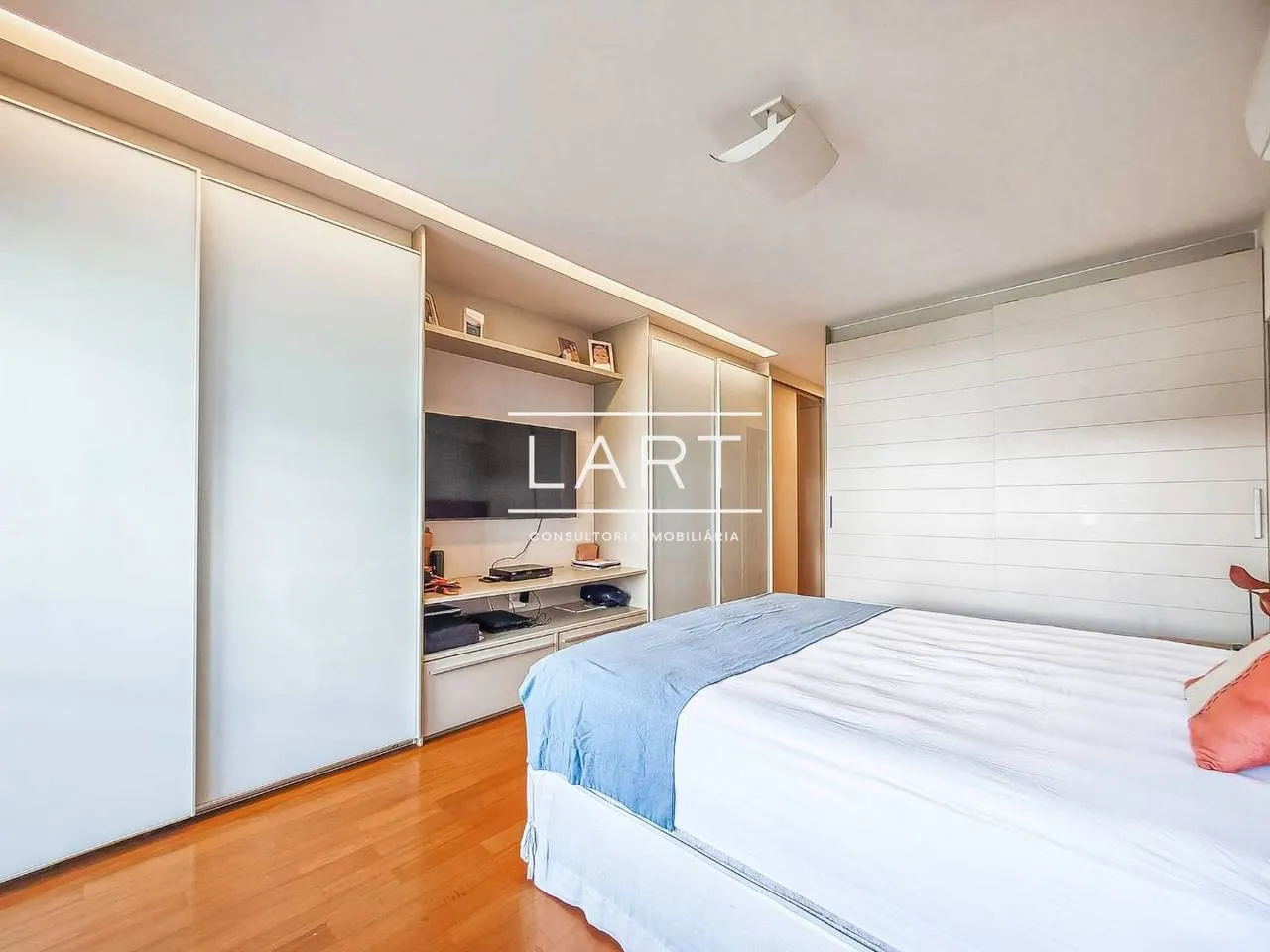 Furnished 3-bedroom apartment with 4 bathrooms and 240 m² — photo 16