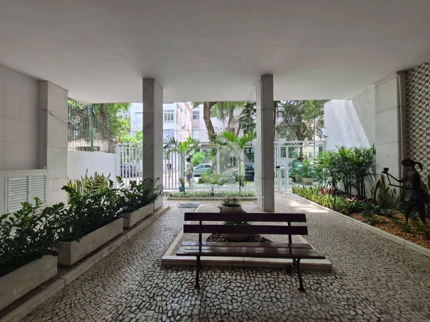 Unfurnished 3-bedroom apartment with a balcony — photo 32