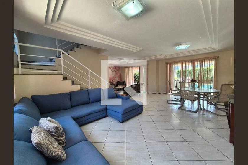 Furnished house with 4 bedrooms and 300 m² and parking for 3
