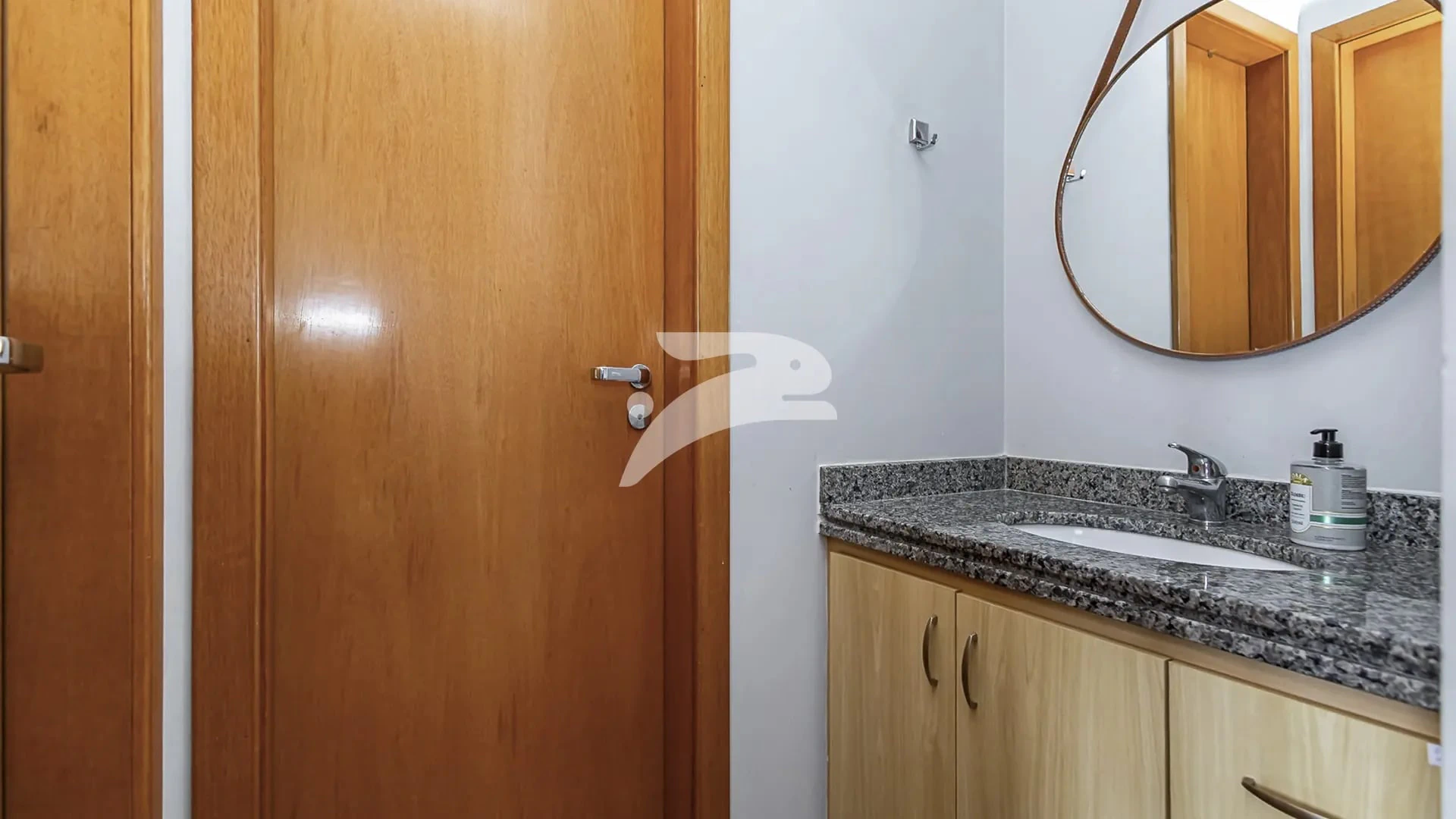 Furnished 1-bedroom apartment with enclosed balcony — photo 19