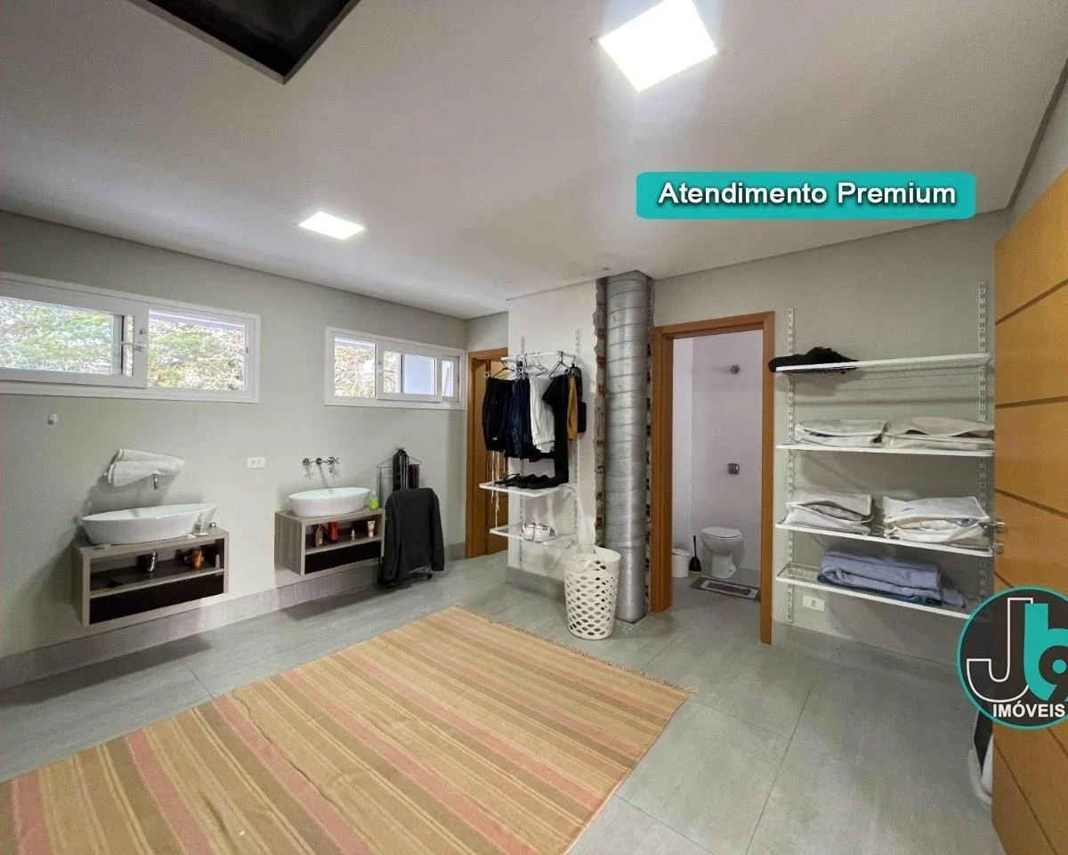 389 m² house with 4 bedrooms and an open-plan kitchen — photo 45
