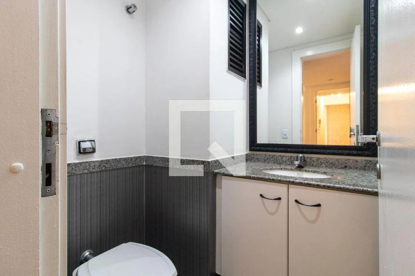 Bathtub in a 3-bedroom apartment, 176 m² — photo 17