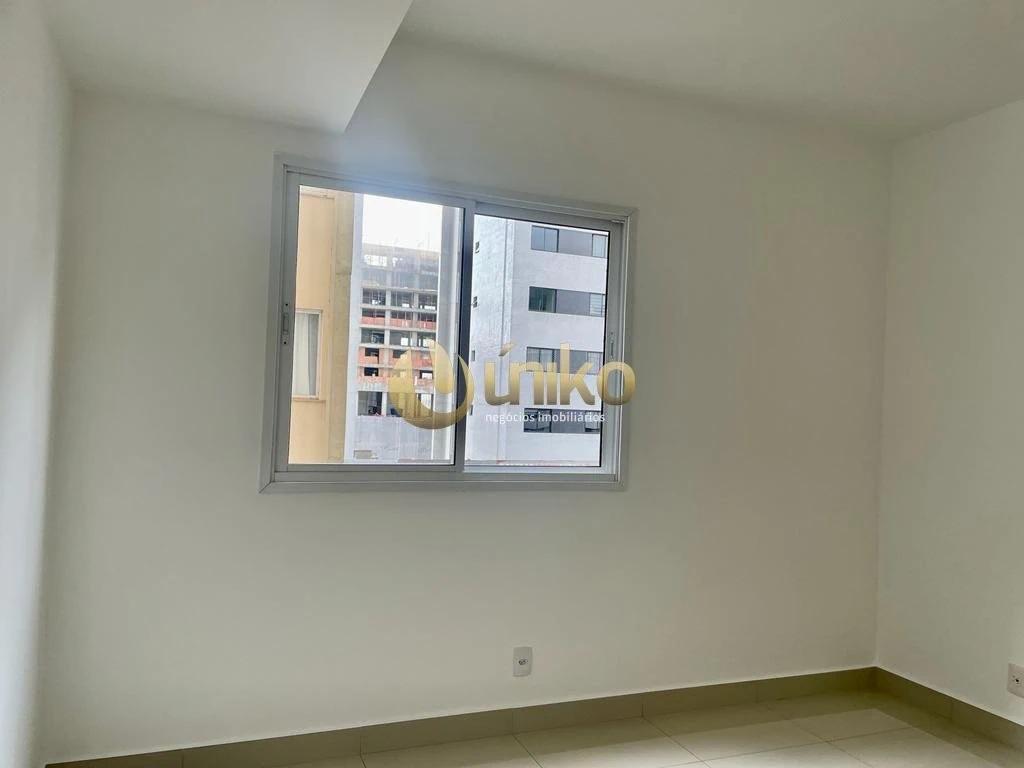 Glass-enclosed balcony in a one-bedroom apartment, 52 m² — photo 15