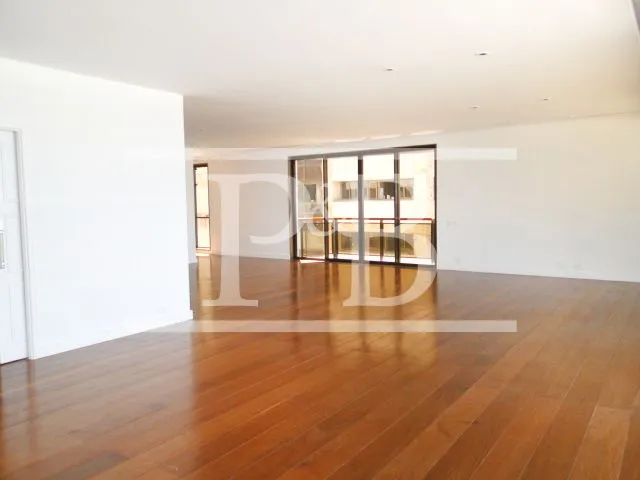 4-bedroom apartment with balcony and floor-to-ceiling windows — photo 8