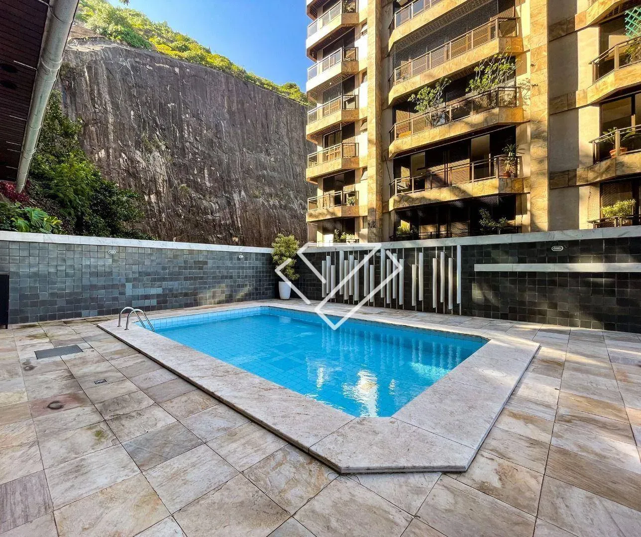 4-bedroom apartment with a balcony and laundry area — photo 32