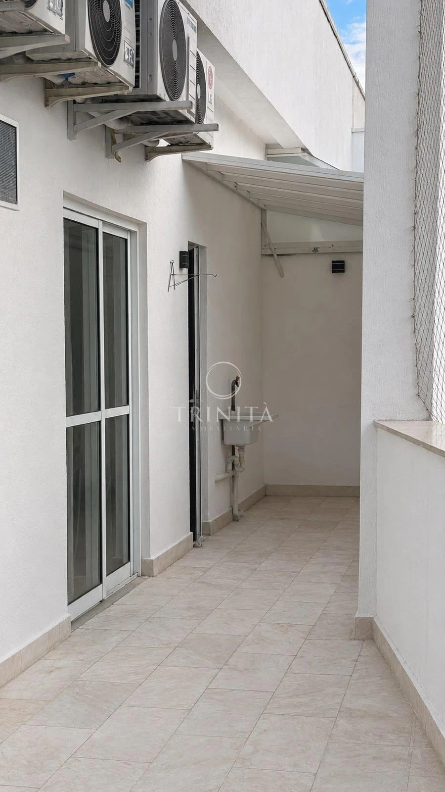 Unfurnished apartment with 3 bedrooms and 4 bathrooms — photo 25