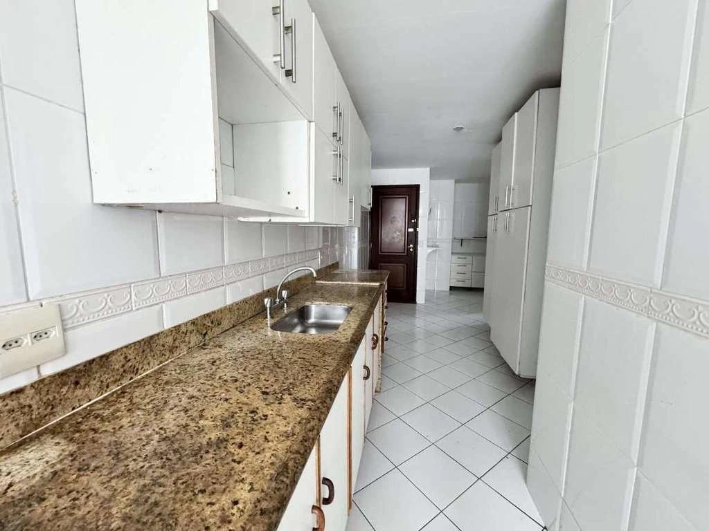 Top-floor apartment with 3 en-suites and 4 baths — photo 10